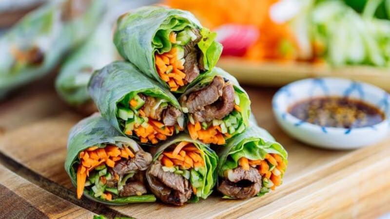 Gỏi cá hồi thành phẩm hấp dẫn, đầy màu sắc với cá tươi, rau thơm và nước chấm
